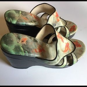 Adorable Icon Wedges with Koi Fish design, size 8M